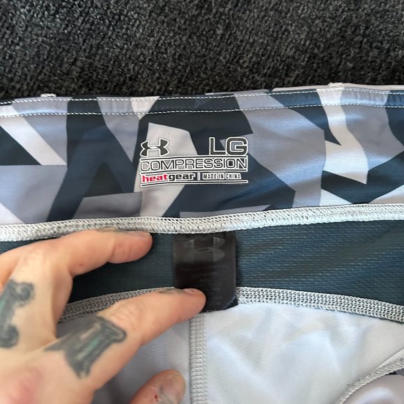 Under Armour Large Heatgear compression Geometric print capri workout leggings - Picture 4 of 6